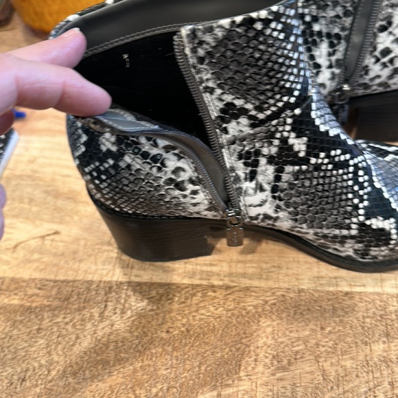 Blondo snakeskin print waterproof boots size 8M. Only worn once, these r… - Picture 6 of 10